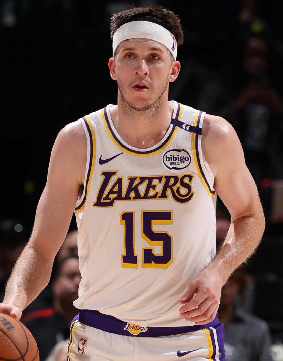 雷迪克透露，里夫斯在昨晚对阵热火的首节遭遇腹股沟轻微拉伤，但他坚持带伤作战，贡献