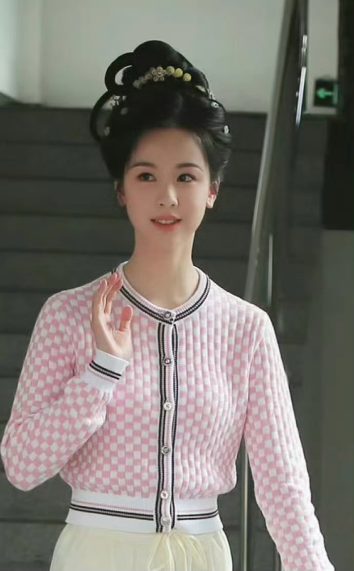 陈都灵的这个盘发跟刘亦菲的好像啊 ​​​