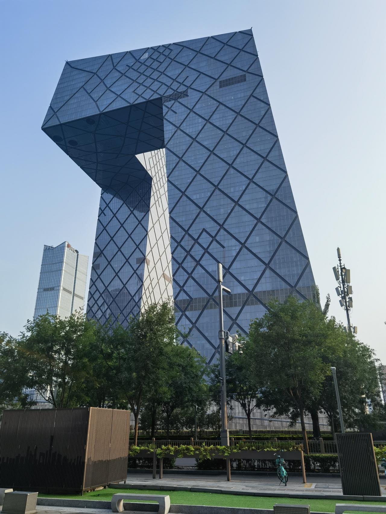 北京是一个既高大上，又接地气的城市。
       我住的酒店，能看见中央电视台