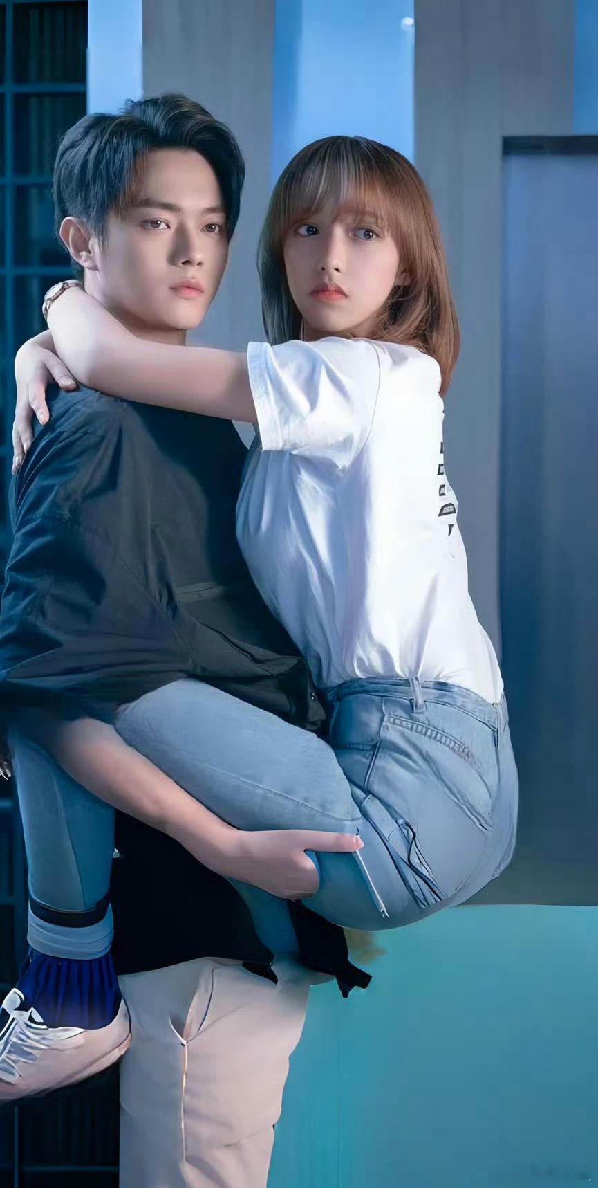 许凯抱程潇，许凯真是臂力惊人，女生最喜欢被这样抱吧！但是从两人脸上没看出欢喜的感