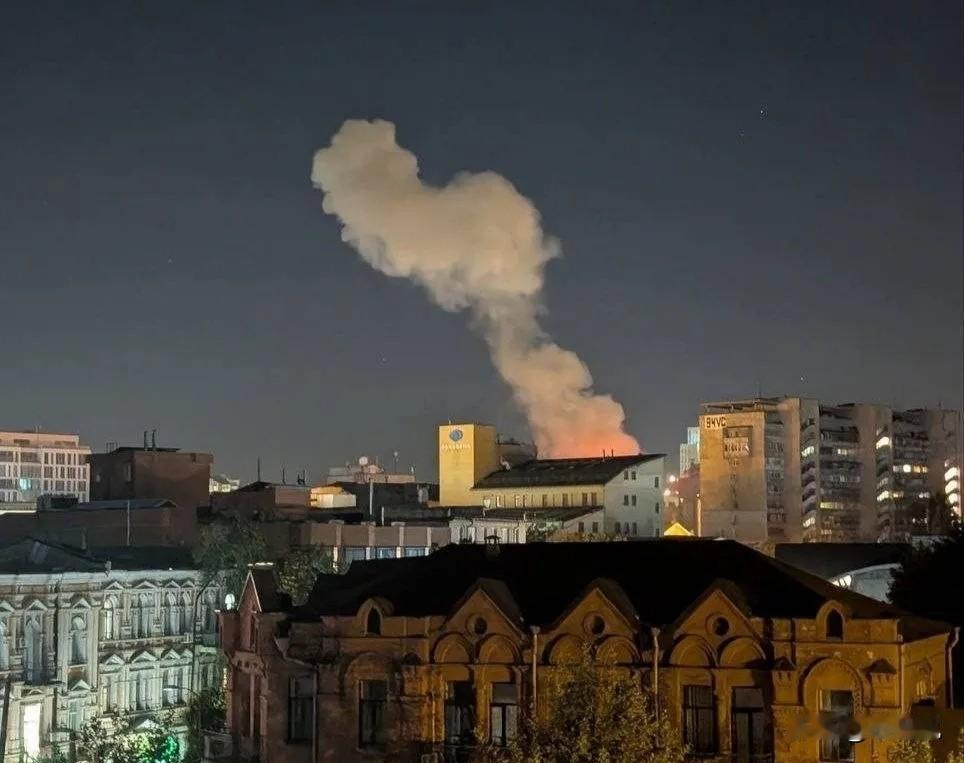 10月2日凌晨，多架无人机飞向第聂伯罗彼得罗夫斯克市中心，袭击当地一处商业中心，