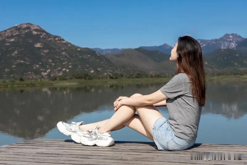 女人当然要靠自己！靠爱情，爱情可能会消逝，就像系统容易崩溃；靠父母，他们精力有限