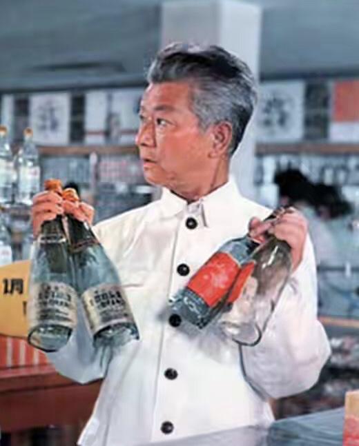 1919年，他出生于天津，40年代初投身话剧，加入了上海剧艺社。1941年，参演