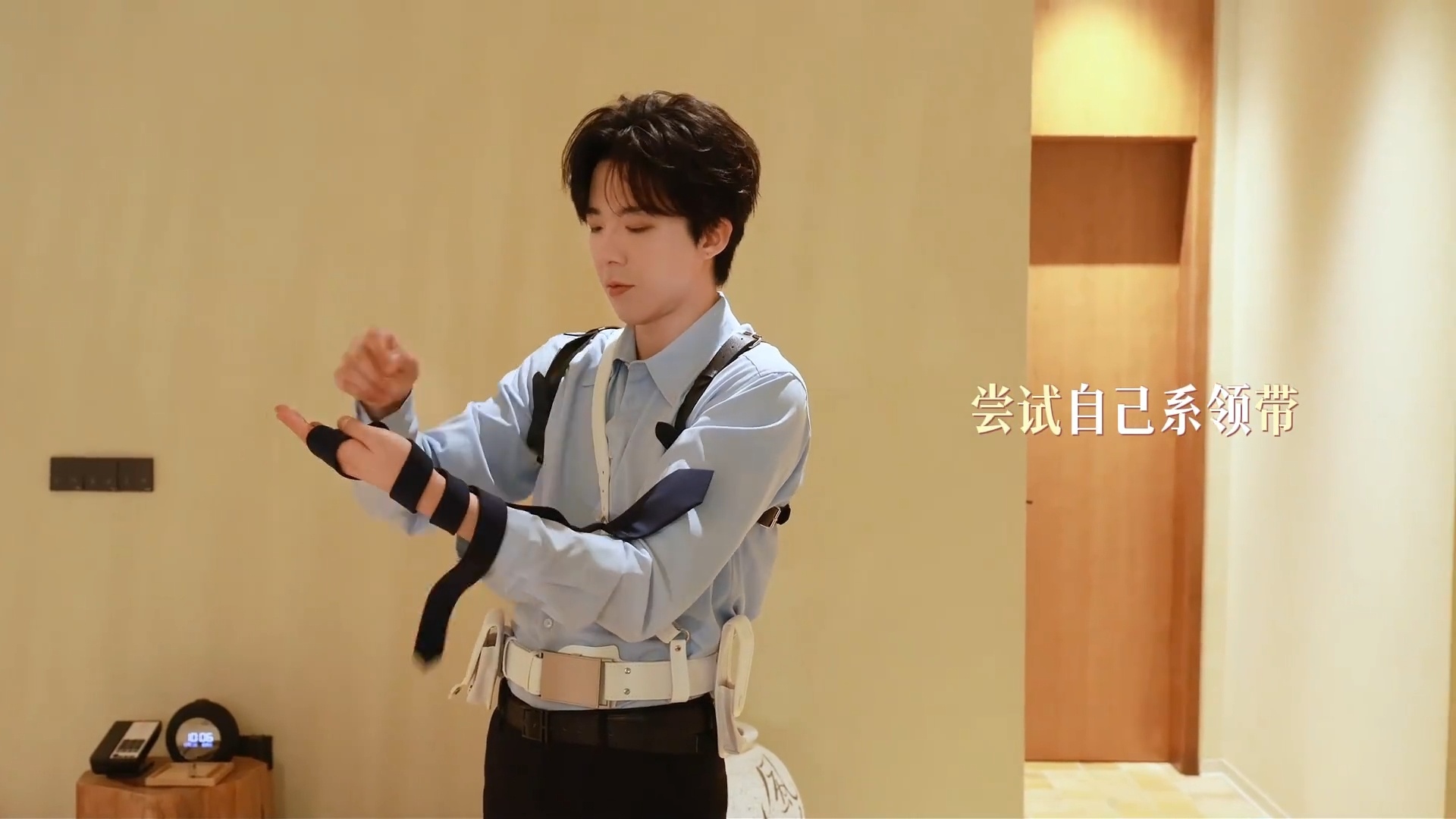 开始推理吧。张凌赫说刘宇宁像踩在他脸上‖刘宇宁开始推理吧 认真学打领带的哥哥。眼