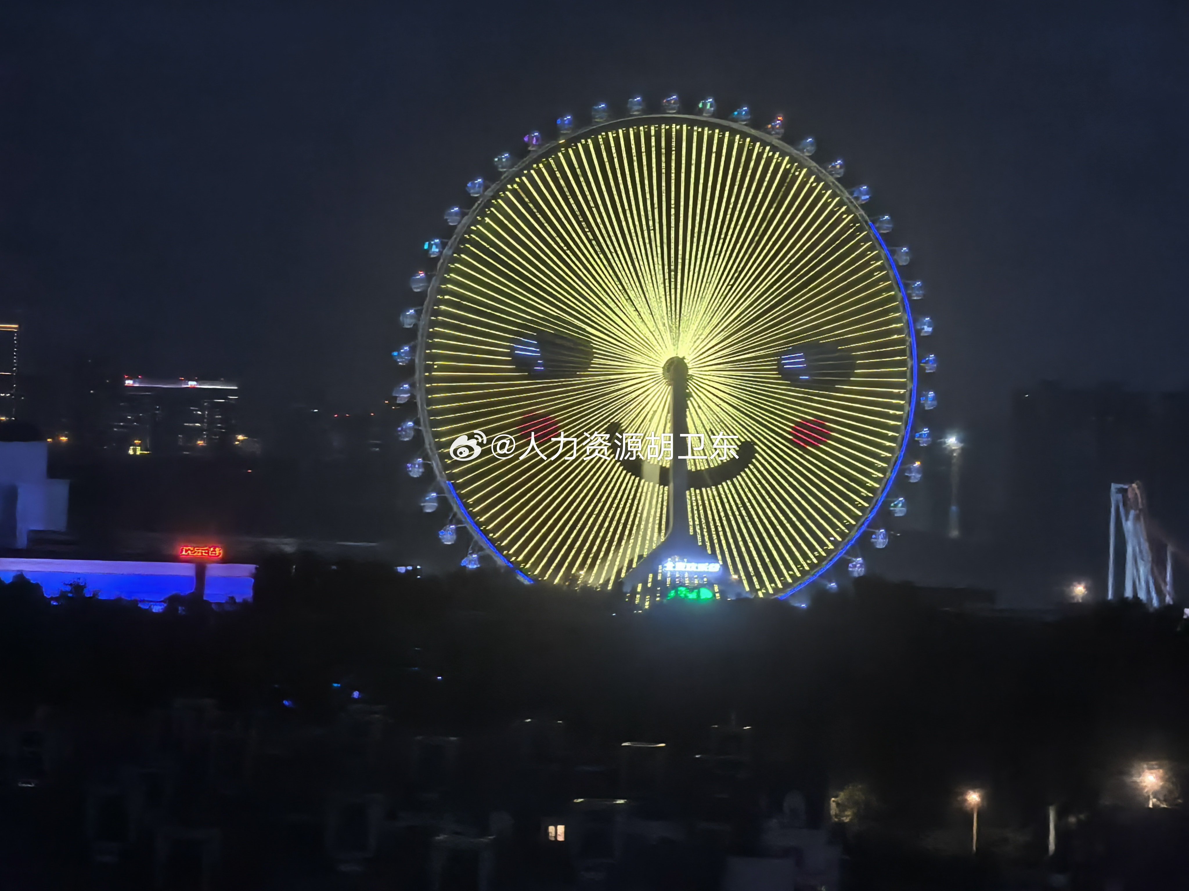 北京夜色阑珊添新景，我家窗外风景很美丽，站在阳台稀奇收眼里，就像祖国发展有潜力。