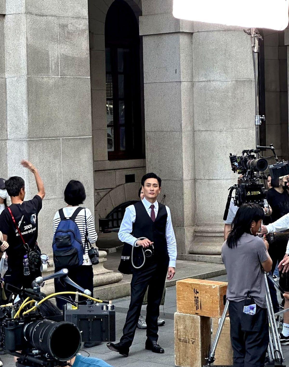 你以为TVB片场最重要的是演技？
错了，是蔡少芬被嘲笑的普通话。
黄宗泽每次对戏