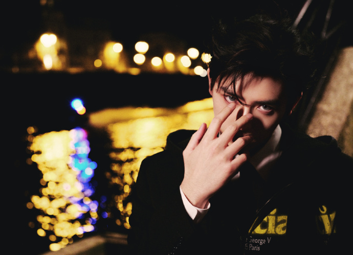 陈飞宇异瞳返场 异瞳一现，惊艳全场！陈飞宇把清冷与矜贵焊在身上，单边耳钉点缀精致