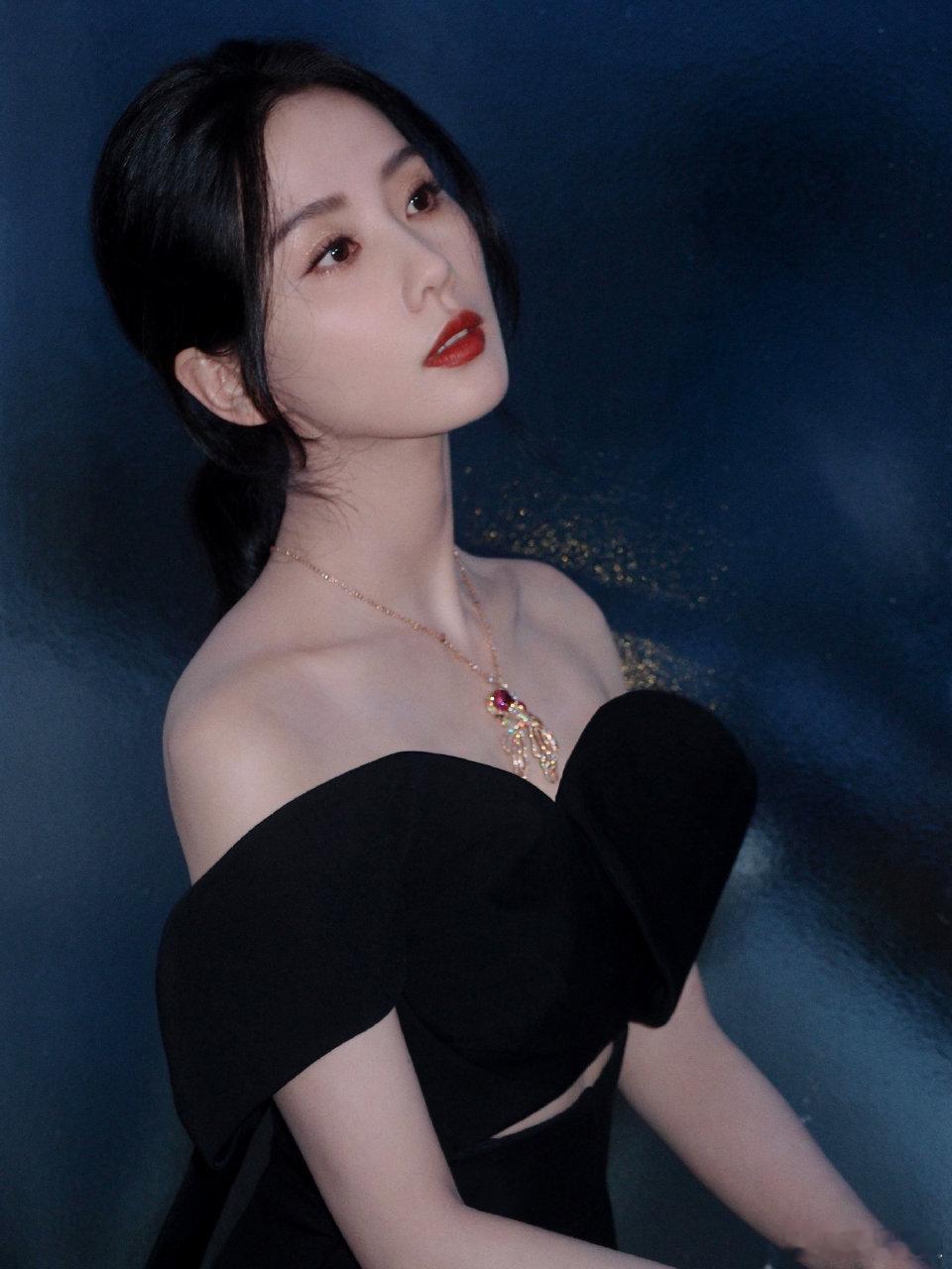 刘诗诗北影节闭幕嘉宾刘诗诗将出席北影节闭幕式无需争奇斗艳，自带清冷光圈。 期待刘