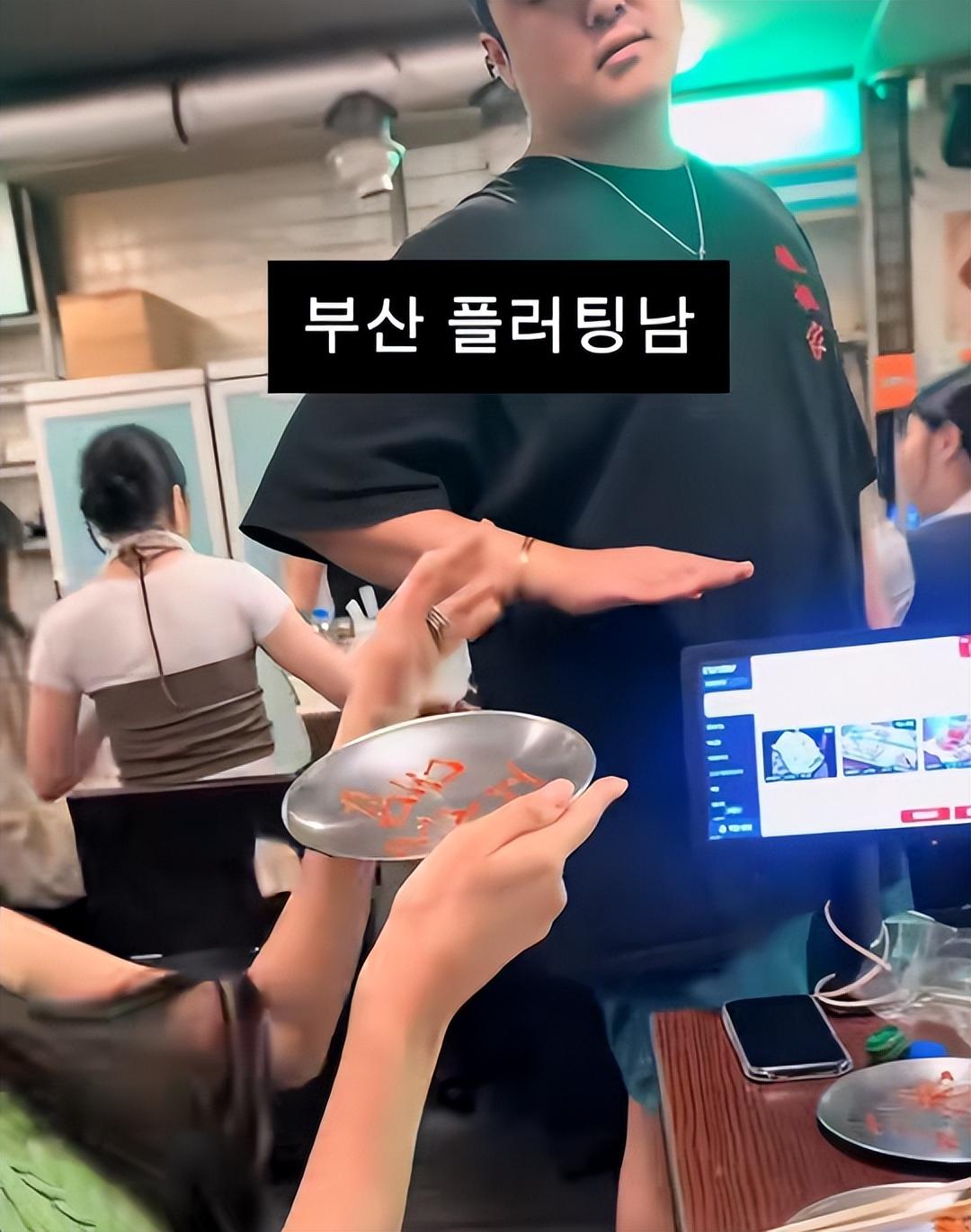韩国一家饭堂里面，不少食客坐在桌边吃饭。一名男生直接穿过一排一排餐桌，大步走到女