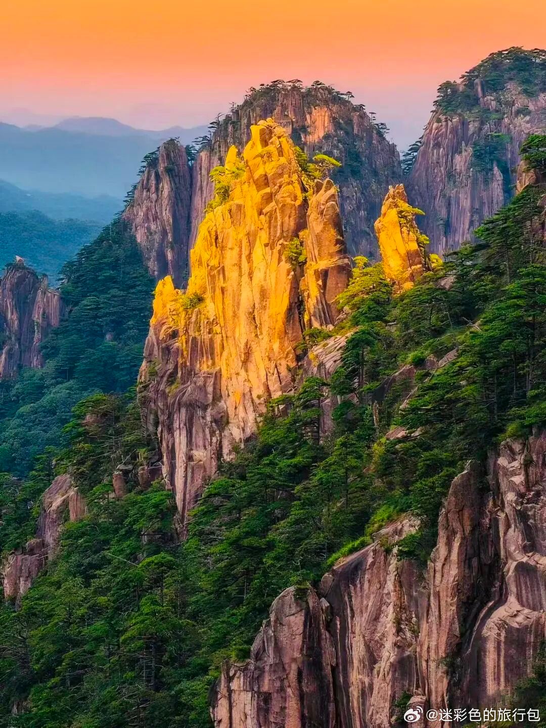 早安🌤清晨的风总自带治愈感。出发去看山野与烟火，把普通的日子，过得有风景相伴。