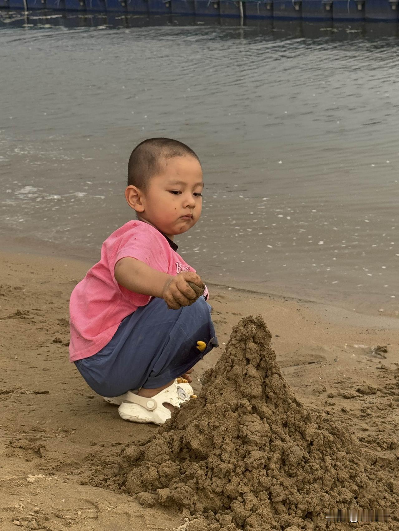 难得一家人凑齐，抽空带老二来沙滩撒欢。
老一辈总说小孩多玩沙子败火，有水有沙的地