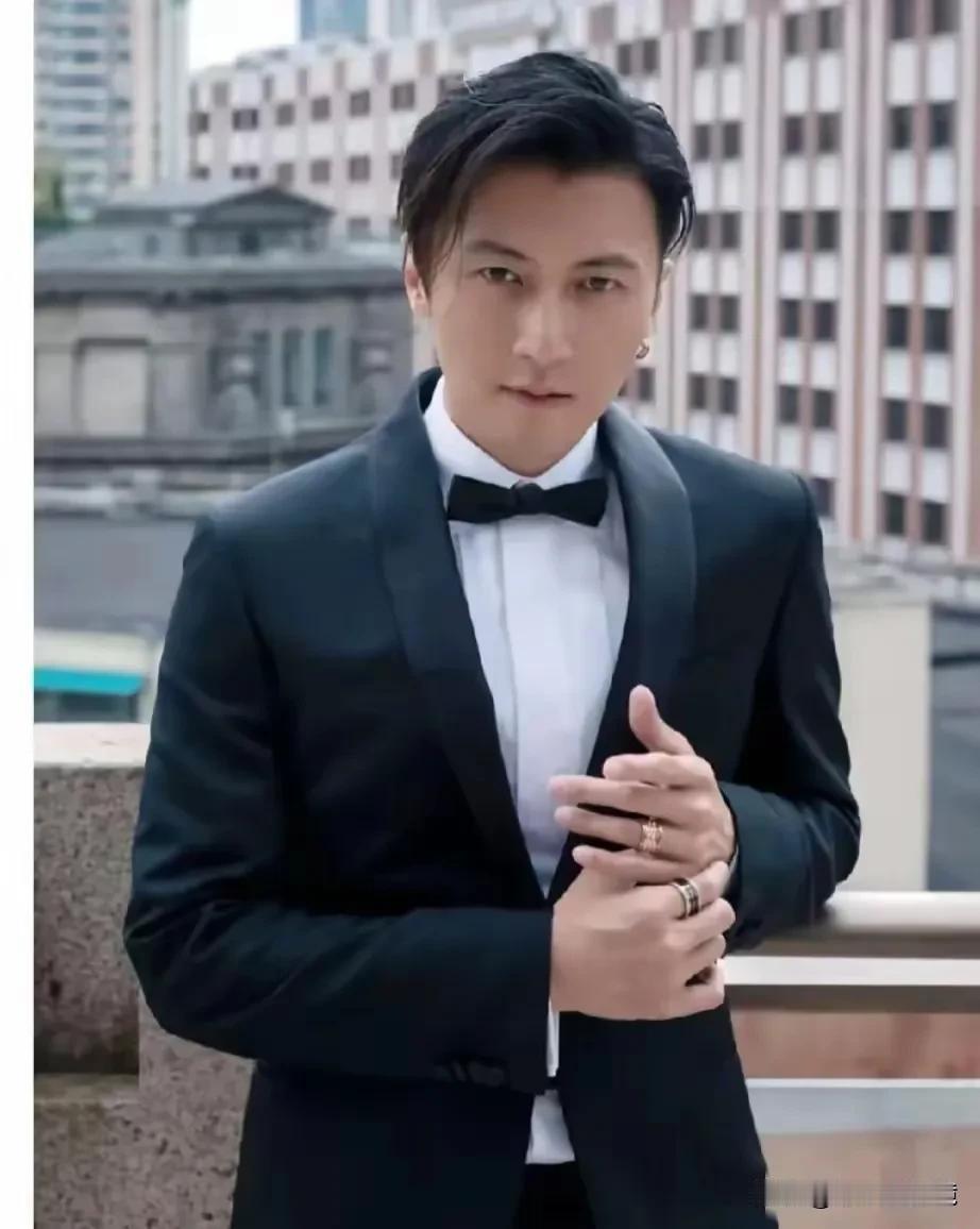 照片中这个男人年轻的时候确实长得蛮帅的，但说实在话，他的才华一般般，唱歌就那么几