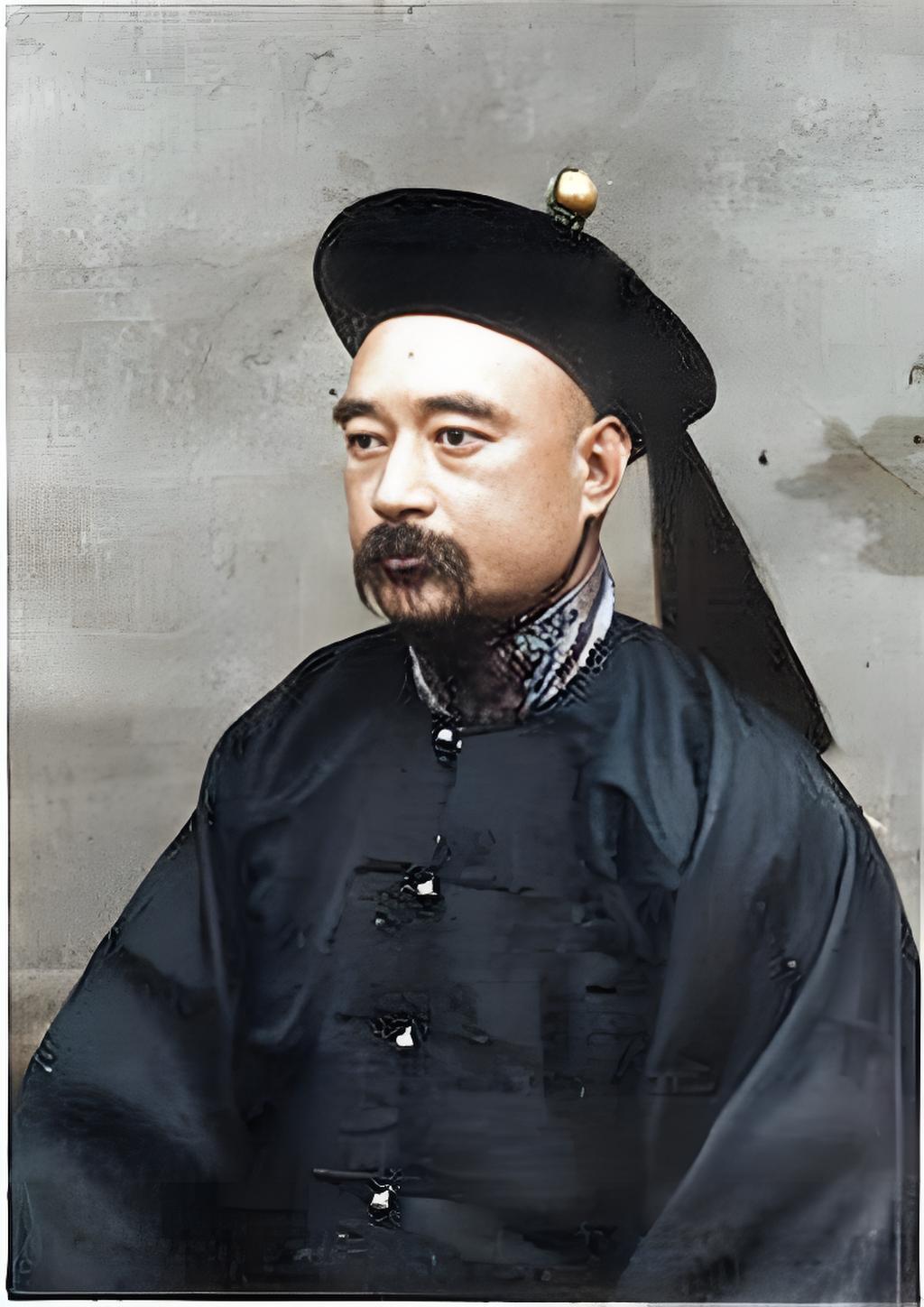 这张老照片中的人物，是清末安徽巡抚于库里·恩铭 。
恩铭头戴传统的官帽，帽顶还缀