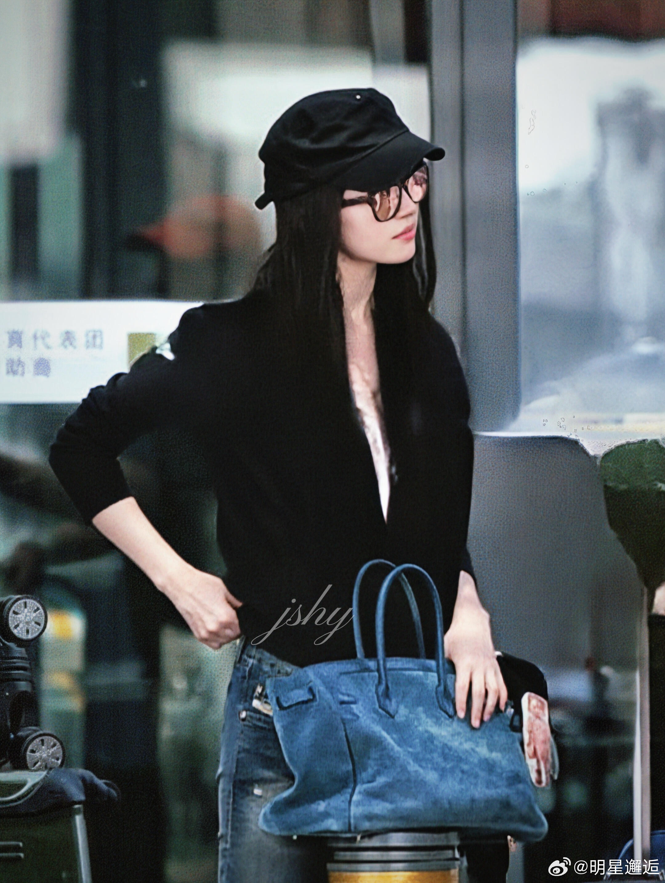 古早刘亦菲机场图，她只要稍稍凹一下造型就有一种高级又贵气的美。 