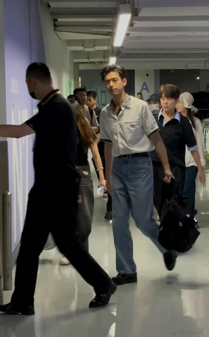 杨紫李现魏哲鸣张雅钦直播锦绣芳华恭喜花财直播局 谁能懂这种快乐啊！追完剧团无缝衔