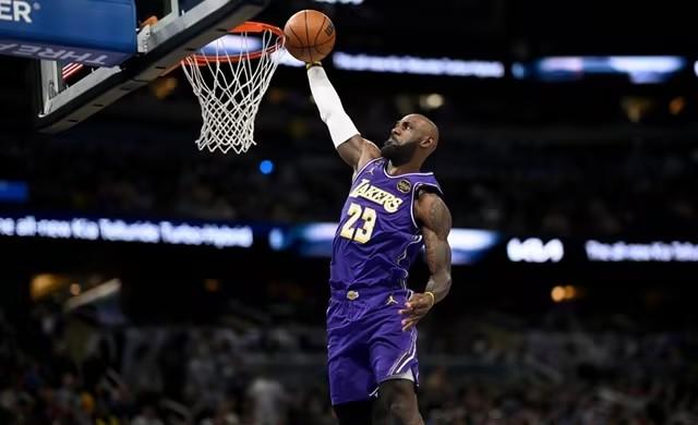 肯纳德0.6秒三分绝杀！东契奇33+8率湖人豪取9连胜 詹姆斯加冕历史出场王  