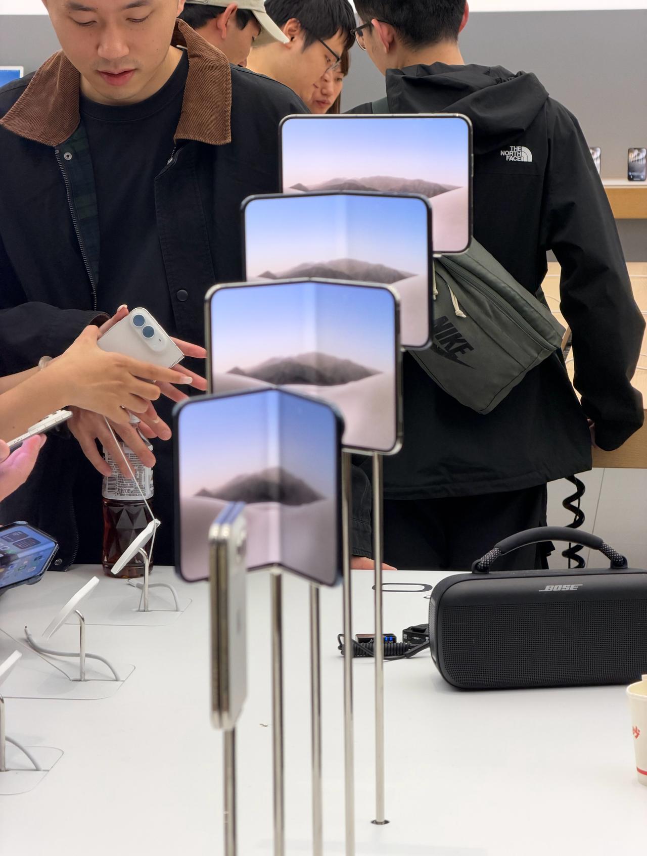 Apple Store的iPhone Duo
太受欢迎了
经常被玩没有电
目前i