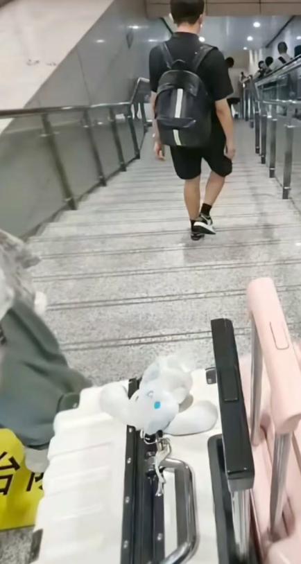 "什么时候男的才能意识到帮女生是一种品德？"女生独自拖拽沉重行李箱下楼梯，身旁一