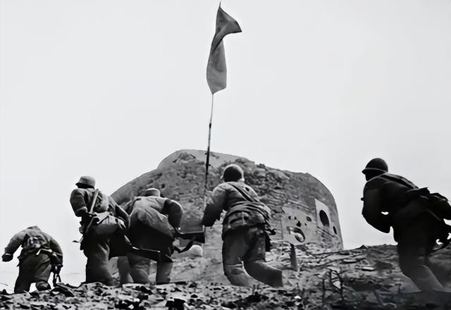 1949年，30岁易祥团长，把湖南的老婆孩子，托付给勤务兵庹长发，匆匆撤退至宝岛