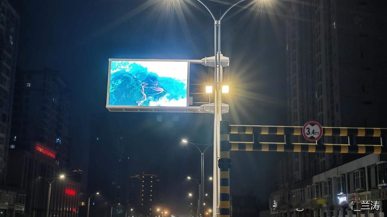 近日，建设路地道桥东西两侧迎来新变化——各安装了视频展示牌！这些展示牌宛如城市窗