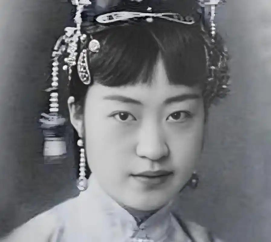 旧时代的异类！1926 年在北京饭店，22 岁的唐怡莹趁着丈夫溥杰不在，和 25