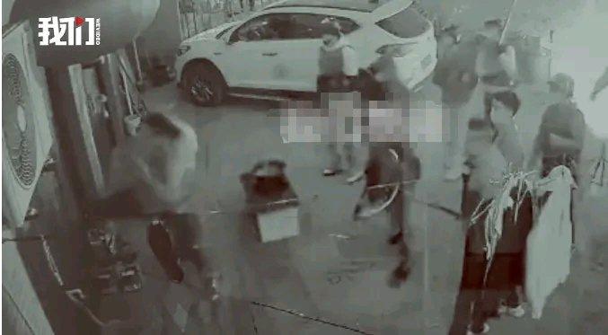 这陕西男子的案子简直大快人心！十多个人持械闯入他家暴力强拆，换谁都得反抗啊。在那