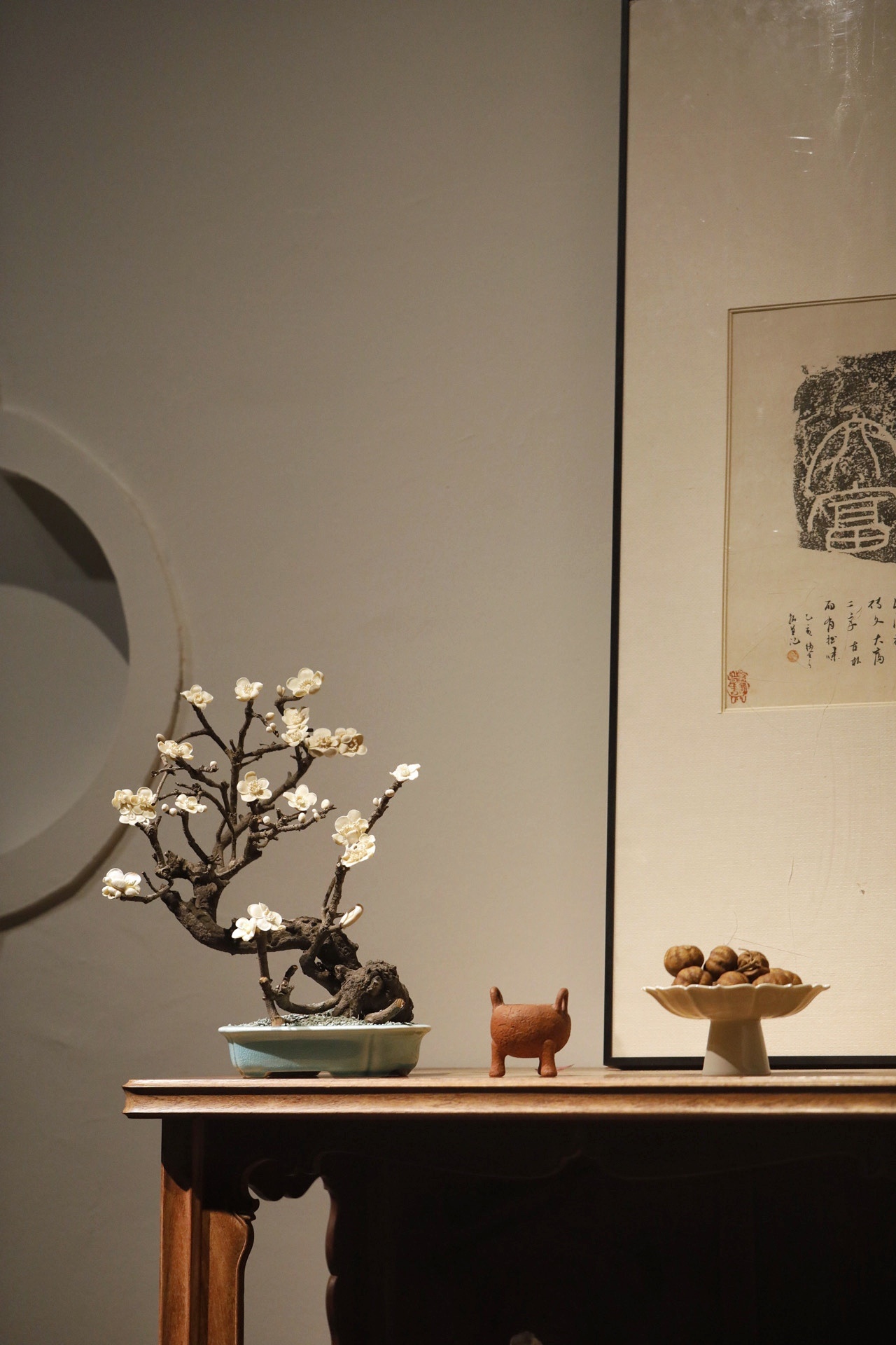 猛犸×枯木｜“寒枝报春”盆景枯木虬枝苍劲古拙，猛犸料雕就的梅花莹白素雅，花姿绰约