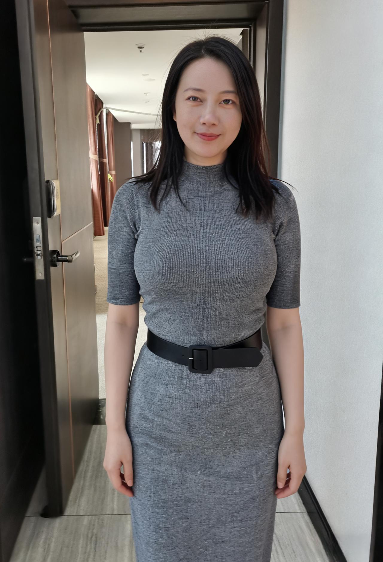 廊间光影淡，裙上织云纹。
浅笑含清润，无言自动人。