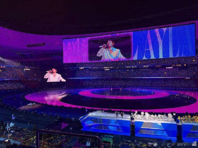 叶一茜带森碟看张杰演唱会 星光满满的演唱会现场，叶一茜陪森碟一起听歌，氛围感直接