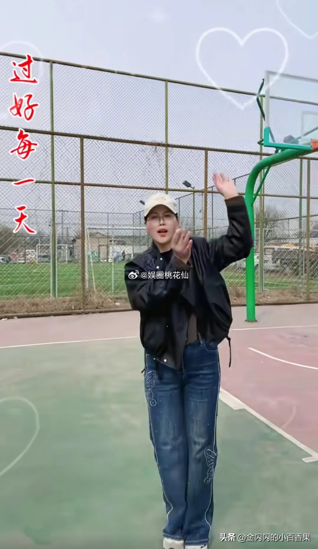 小杨阿姨现在也成网红了，随便发条动态点赞都过千。虽然没去台湾，但她去了北京老公的