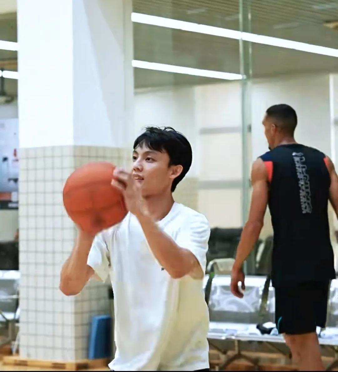 广东的天气变化，只用一夜时间，从夏季变冬季，突如其来的寒冷，使得人们翻箱倒柜，寻