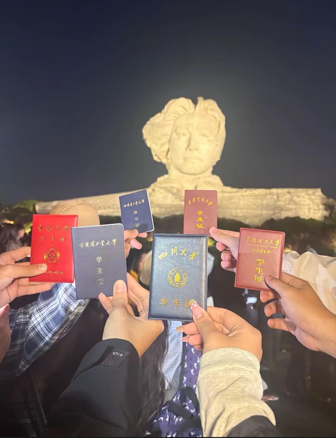 世界每天都在发生变化，现在的年轻人却越来越敬仰教员。不是因为他居功至伟，而是因为