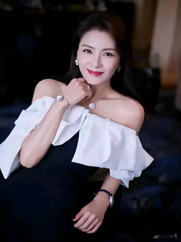 优雅红唇女神，闪耀珠宝配饰，尽显高贵气质。
评论抽年终好运·赢现金 
冬日运势签