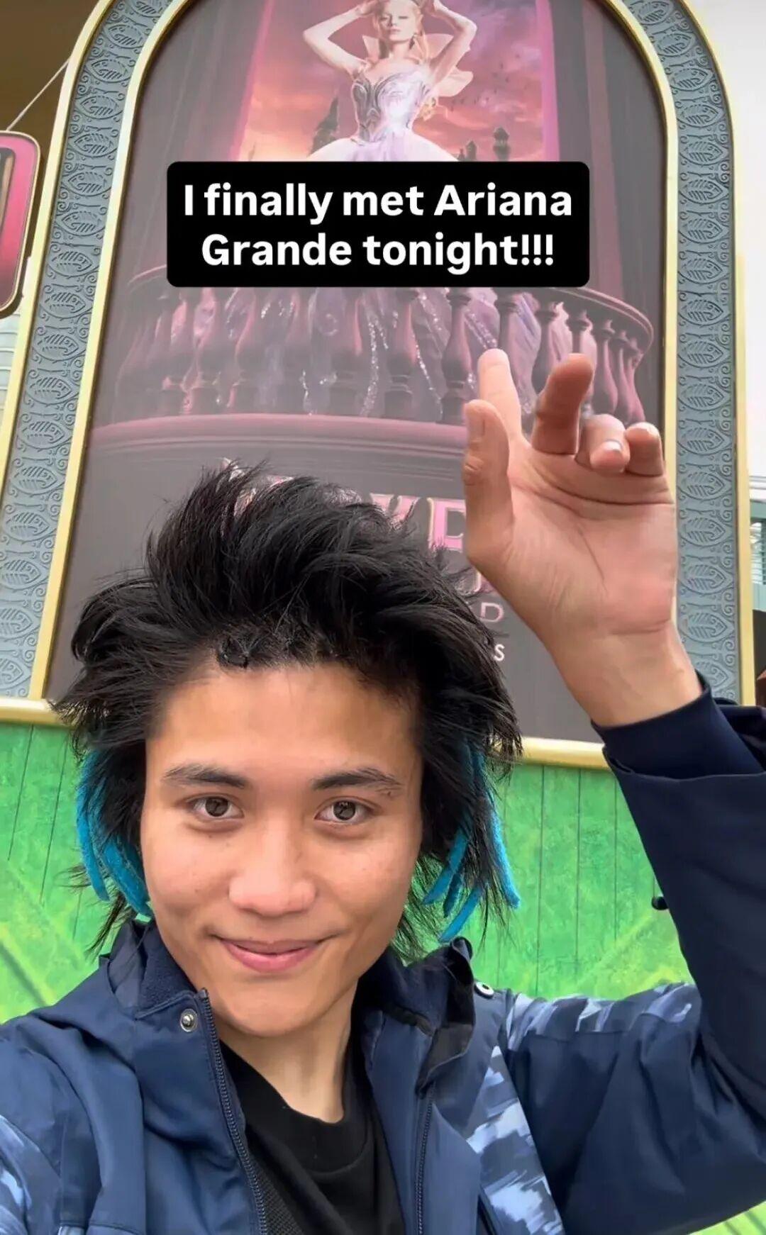 澳大利亚男子约翰逊·温（Johnson Wen）在新加坡《魔法坏女巫》首映礼上冲