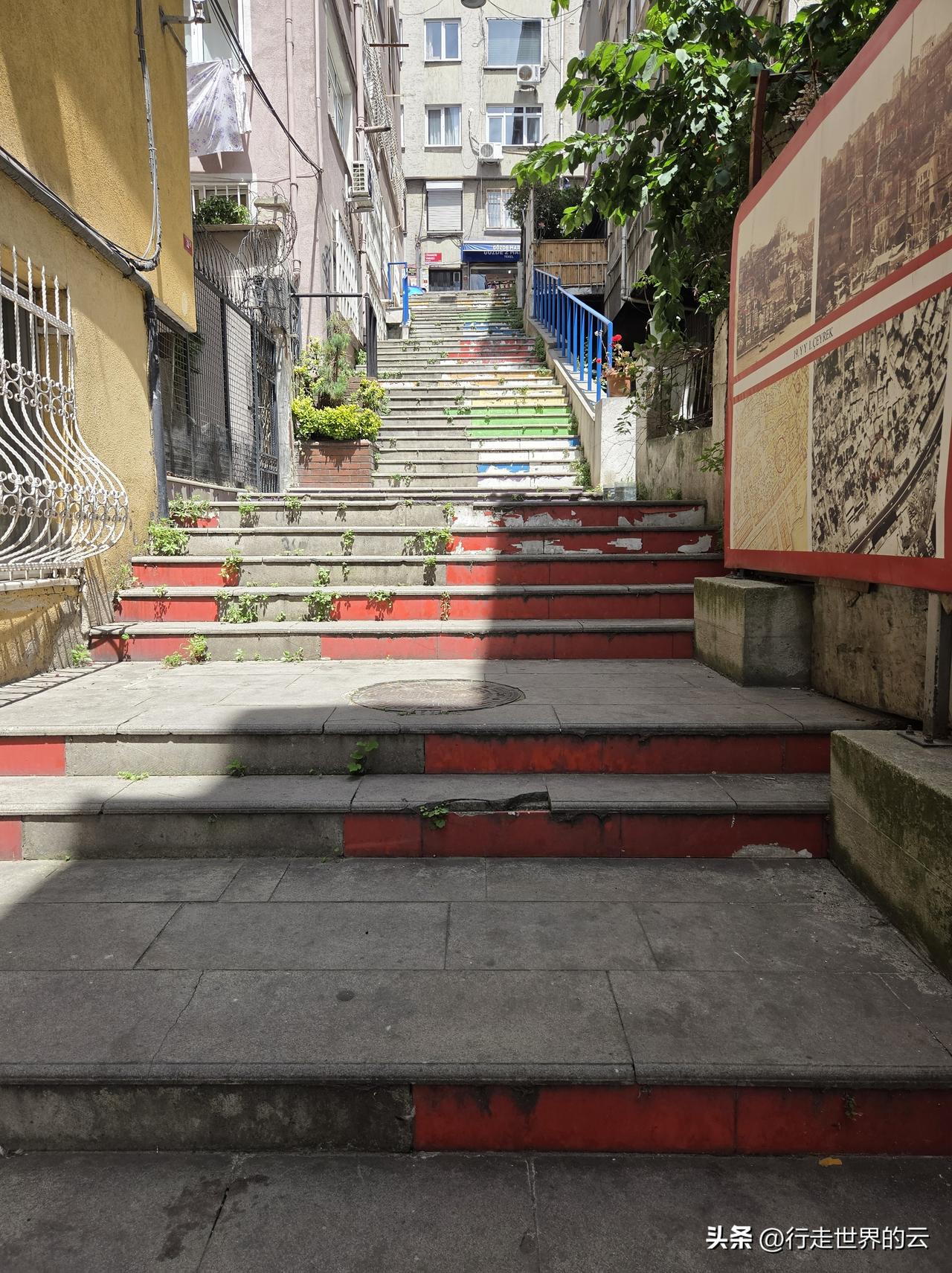 伊斯坦布尔老城区的这个“彩虹阶梯”，不建议来了，几年前社区居民捐资刷不同颜色的油