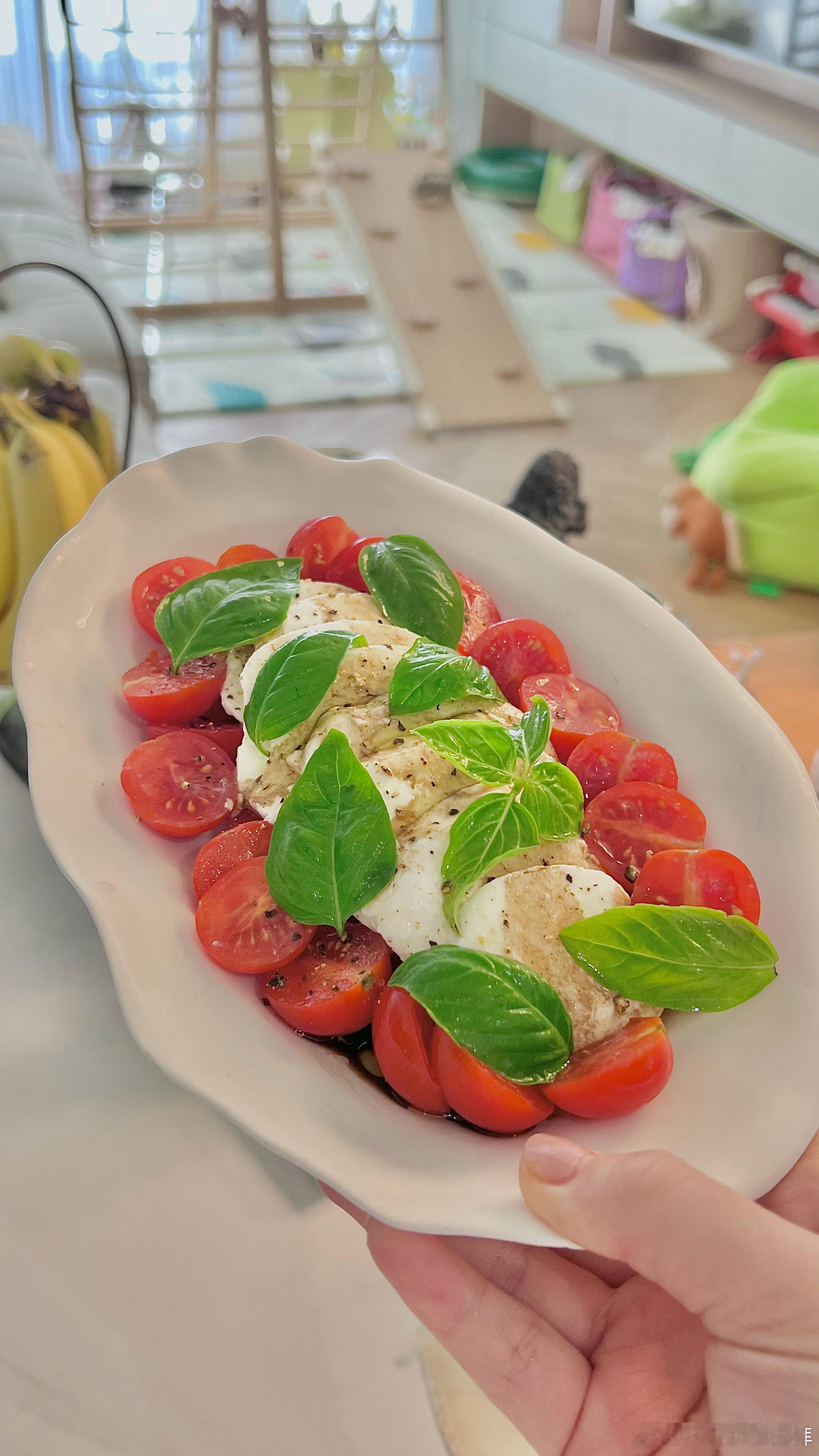 阳台现薅的罗勒🍃家乐福打折的小番茄🍅新鲜的食材会自己在唇齿间跳舞～ 阿联酋