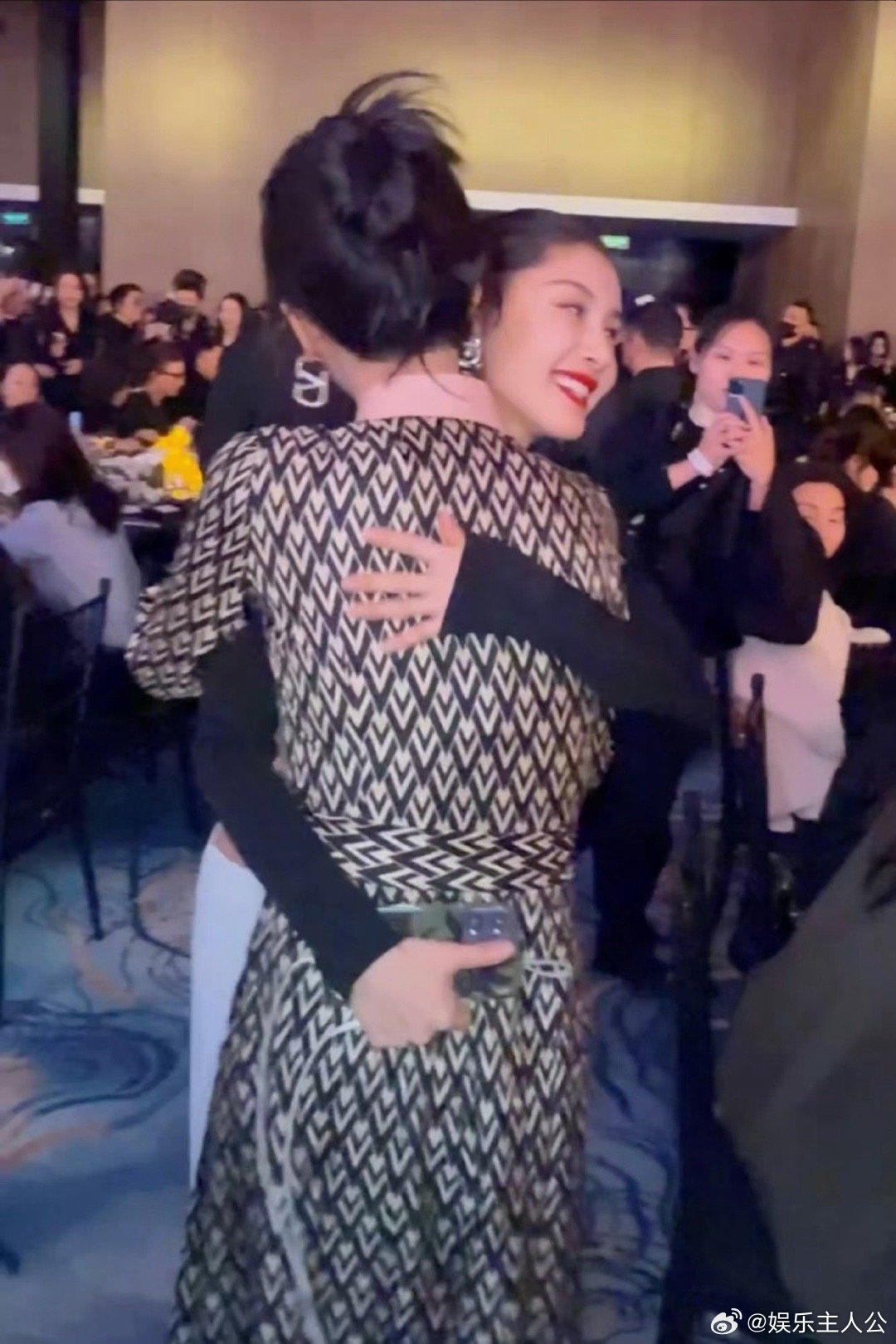 杨紫王子文拥抱  绝对是嘉人女性影响力之夜的一大亮点呢！两位女神的同框真的太养眼