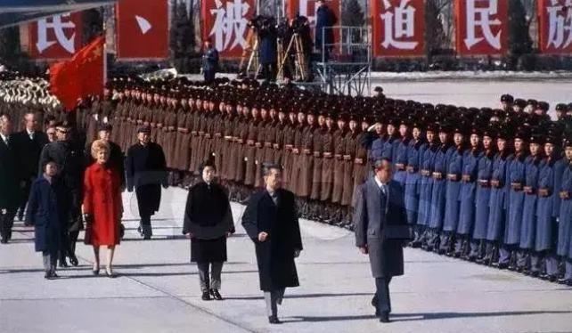 1972年，周总理陪同美国总统尼克松吃饭，刚一块鸡肉，翻译说“处女鸡”，顿时场面