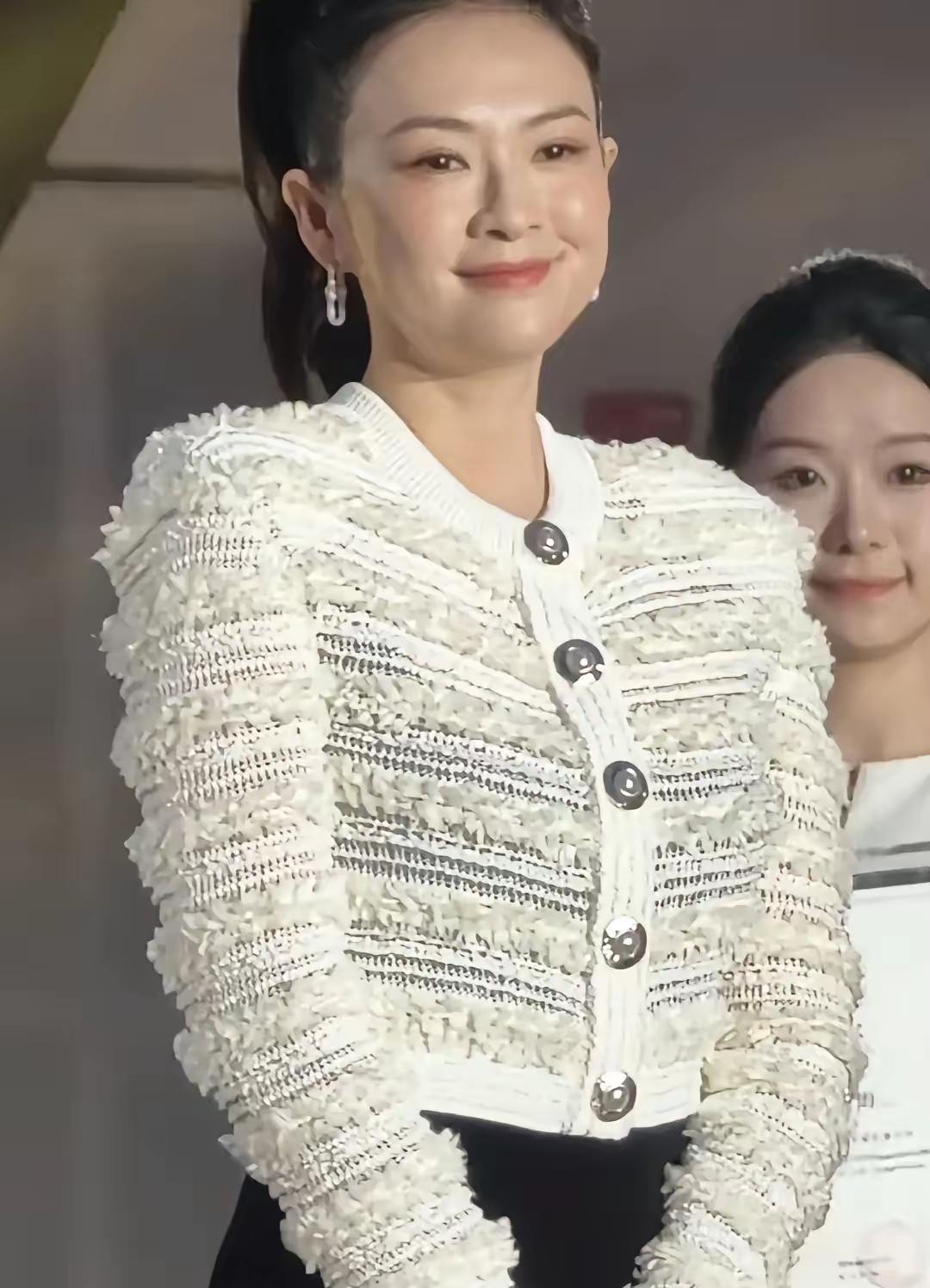 46岁的章子怡，今年下半年出席的几场线下活动，面部状态波动好大。
 
上次出席《