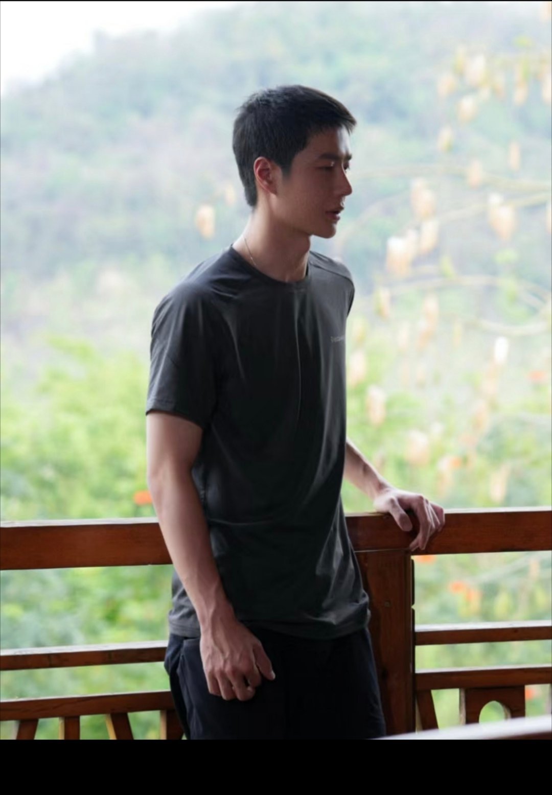 王一博外耗型人格其实他想得还挺多的，挺敏感的，不是什么心特别大的性格，只是他承受