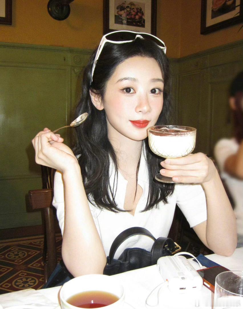 啧啧，这谁啊？大半夜的，勾引我！我的那个乖乖女！ 