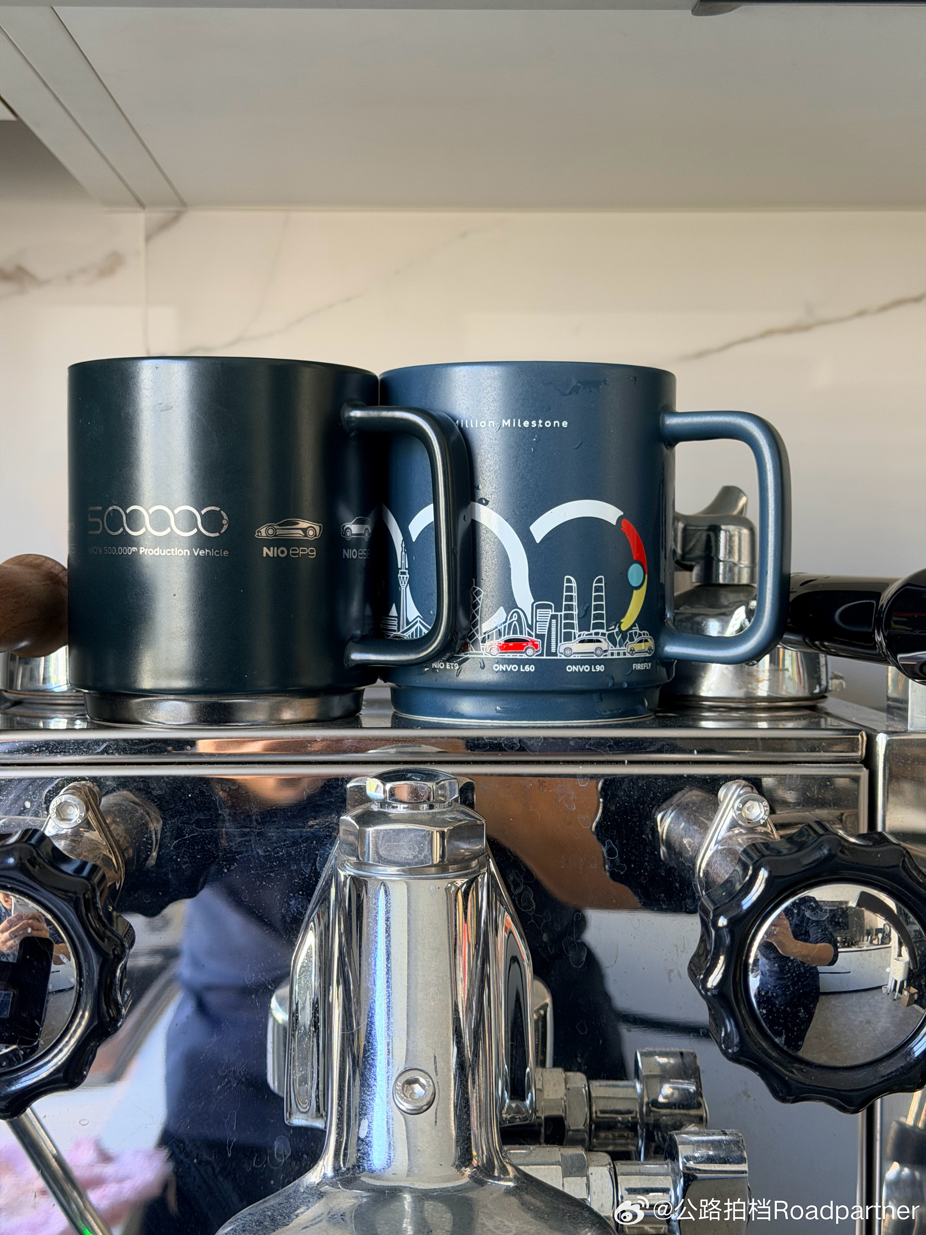 50 万台，到 100 万台，好像也没过多久嘛，50 万台纪念马克杯和 100 