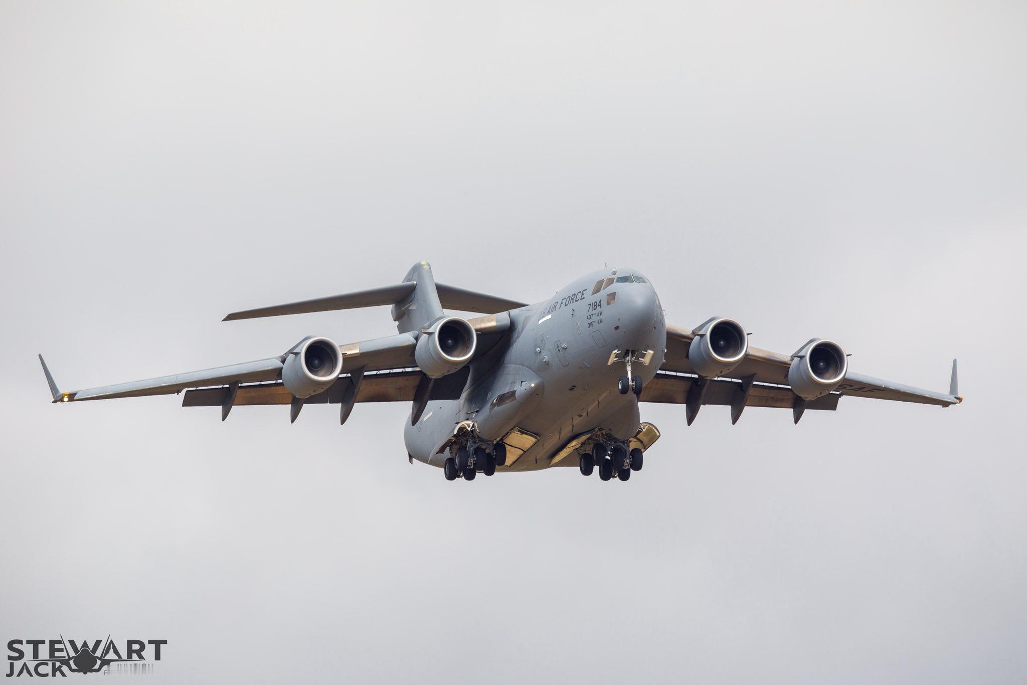 皇家空军米尔登霍尔基地上空的C-17 ​​​