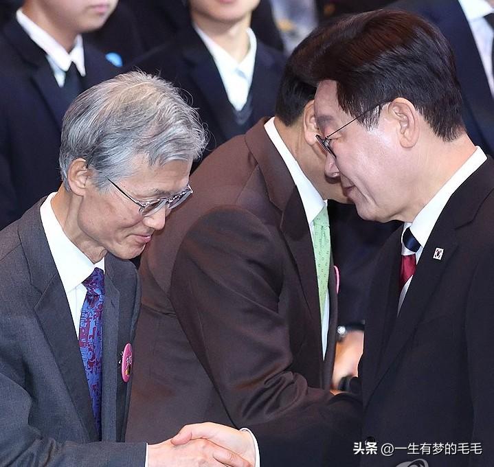 韩国大法官人选协商陷入僵局 ，青瓦台与最高法院分歧加剧。3日退休的大法官卢泰旭继