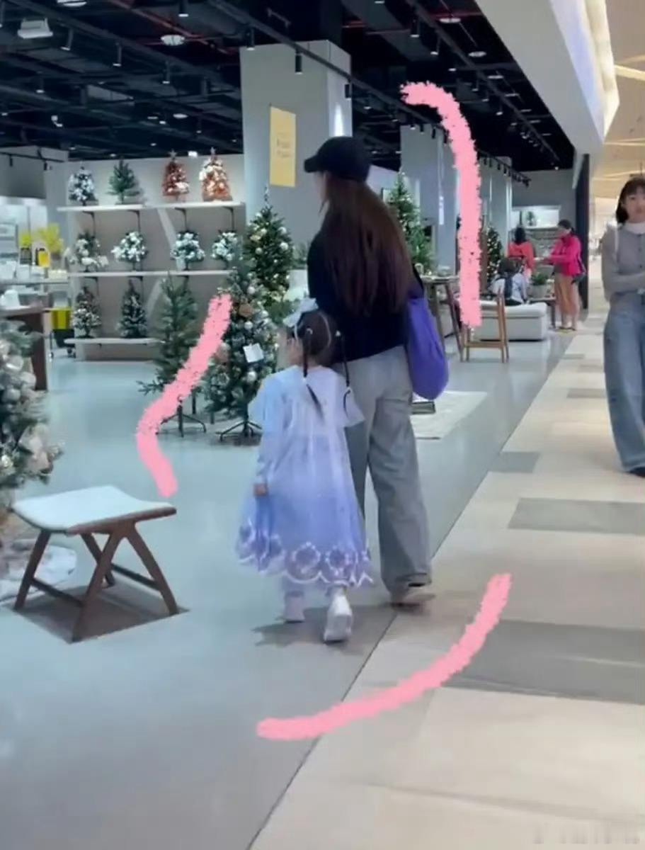 郭碧婷4岁女儿身高 哦莫女儿都这么大了呀[哇] 