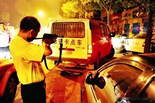 闹市惊疯牛伤人，商户疏忽酿大祸，城市安全岂能儿戏
 
城区主干道骤然上演惊心动魄