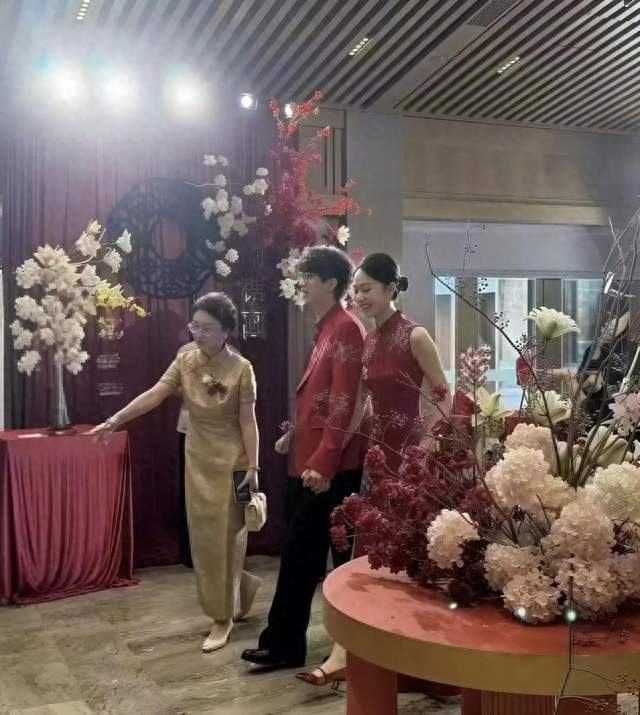 许嵩冯禧大婚照曝光，岳母穿黄色旗袍优雅出镜，一看就是文化人！