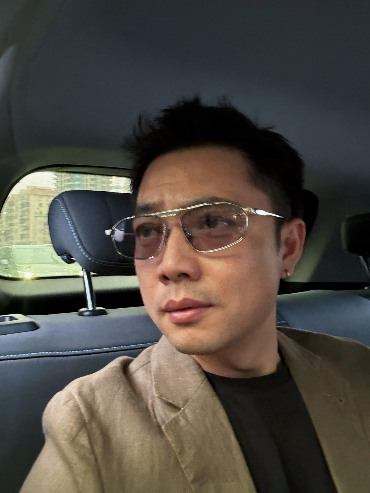 在西藏听了一个故事。有位修行者，每天起床第一件事，就是对着镜子告诉自己：“今天，
