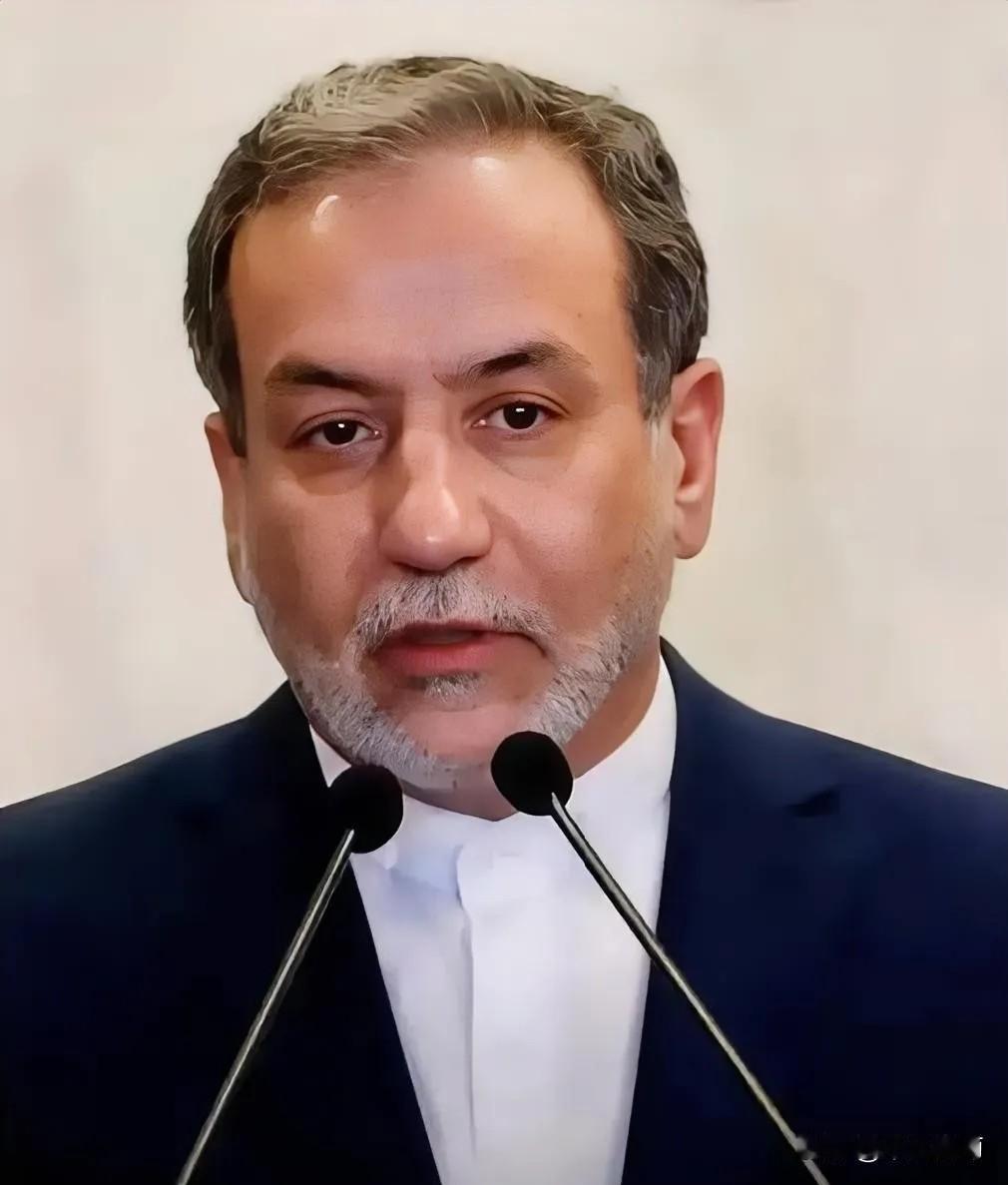 伊朗外长最新消息！
4月22日，伊朗外长阿拉格齐放话了：霍尔木兹海峡现在这个紧张