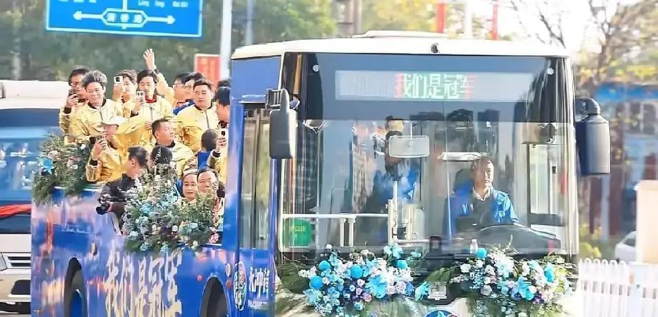 永州队夺冠花车只用1.2万
 
报废公交改的花车，全城追拍，抖音点赞50万。泰州